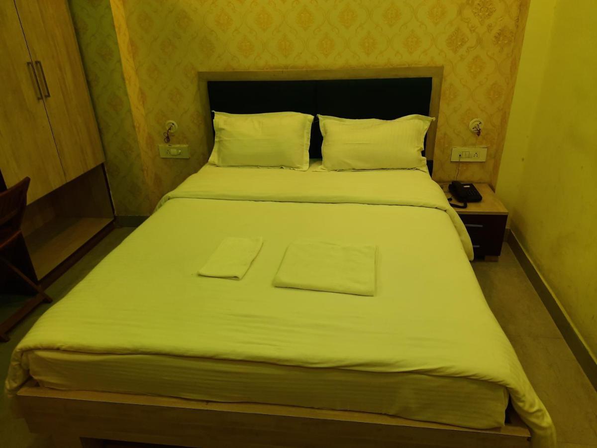 Hotel Delight Deluxe Pipra Dewas Bagian luar foto