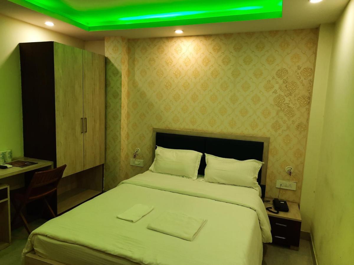 Hotel Delight Deluxe Pipra Dewas Bagian luar foto